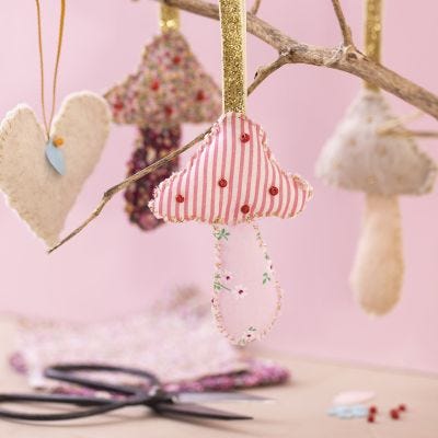 Hangend hart en paddenstoel van patchwork textiel en vilt