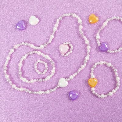 Sieraden met houten kralen en waskralen