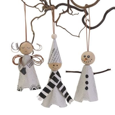 Rustieke en elegante kerstdecoraties gemaakt van eierdozen