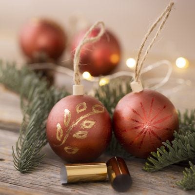 Kerstballen versierd met hobbyverf en decoratiefolie