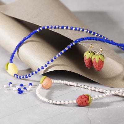 Kettingen en oorbellen met fruitkralen van sieradenklei