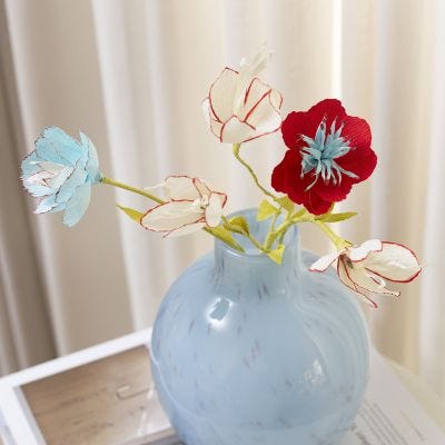 Bloemen van crêpepapier versierd met stiften