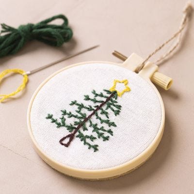 Borduurframe met geborduurde kerstboom