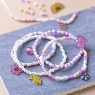 Kralenarmband met bedel van krimpfolie