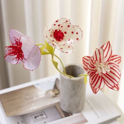 Bloemen van crêpepapier versierd met creatieve multistiften