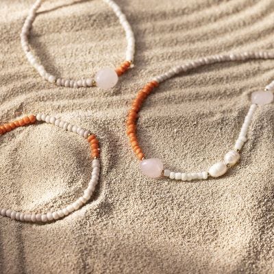 Halsketting en armband met rozenkwarts en zoetwaterparels