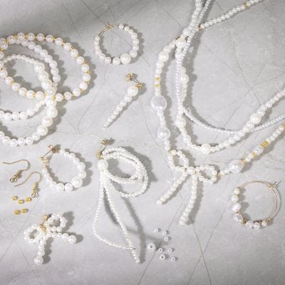 Sieraden met parelmoerwitte kralen