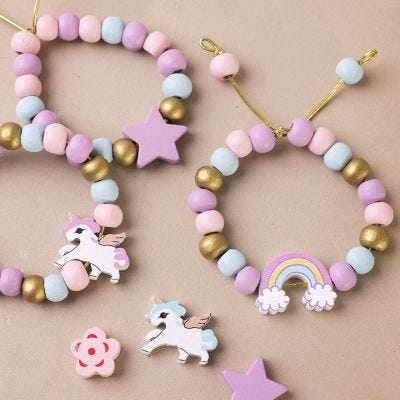 Elastisch bandje met houten kralen in pastelkleuren
