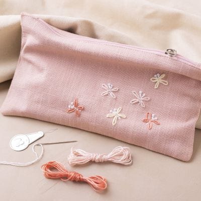 Faux leather clutch met geborduurde vlinders