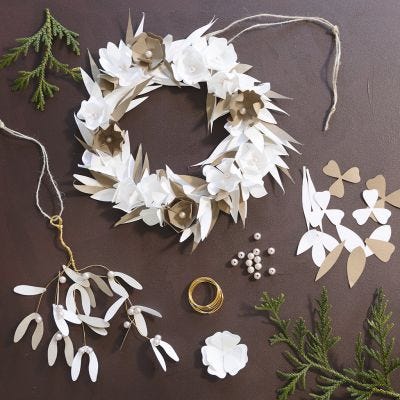 Bloemenkrans en maretak van papier