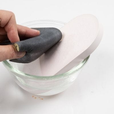 Hoe u de finishing touch aanbrengt bij het hars gieten