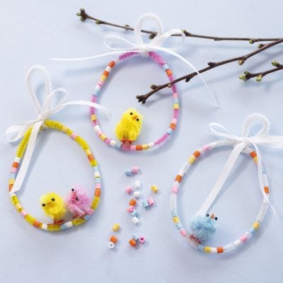 Hangende lentedecoraties met kuikentjes