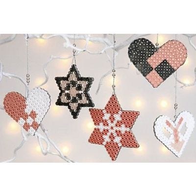 Kerstdecoraties van Nabbi strijkkralen