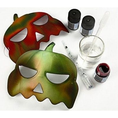 Kartonnen decoraties en pompoenen maskers