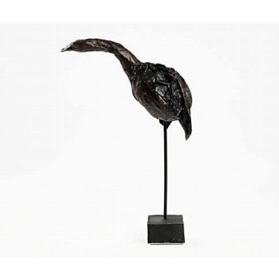 Geboetseerde vogel op stok
