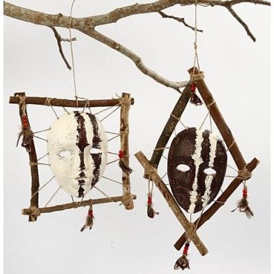 Ingelijste Afrikaanse maskers