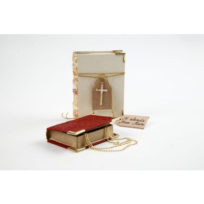 Papier-mâché boeken bedekt met handgemaakt papier