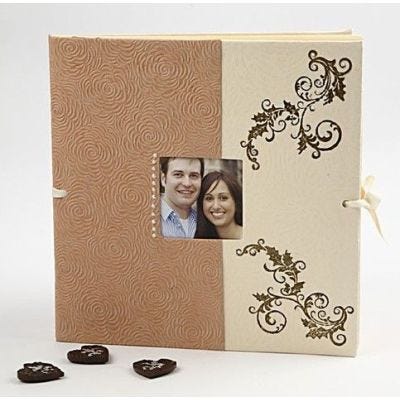Scrapboek bedekt met handgemaakt papier