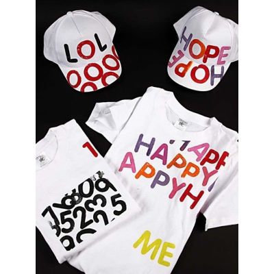 Caps en t-shirts met letter opdruk