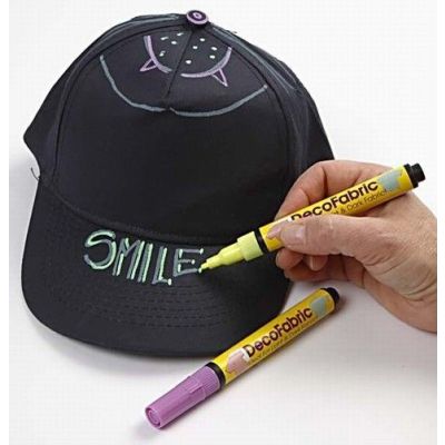 Caps gedecoreerd met Neon textielstiften