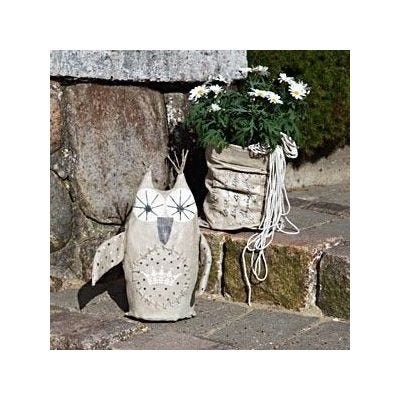 Decoratieve uil en vaas voor de tuin