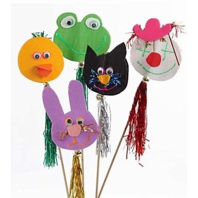 Feestelijke figuren op stok