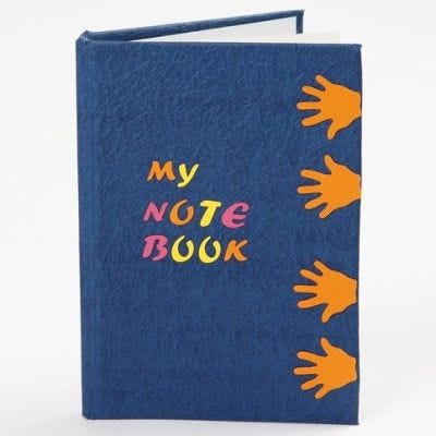 Notitieboek met uitgestanste vormen
