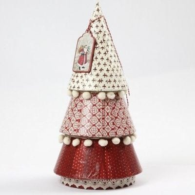 Een papier-maché kerstboom met decoupage