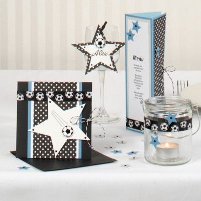 Voetballen op een wenskaart als uitnodiging of felicitatie