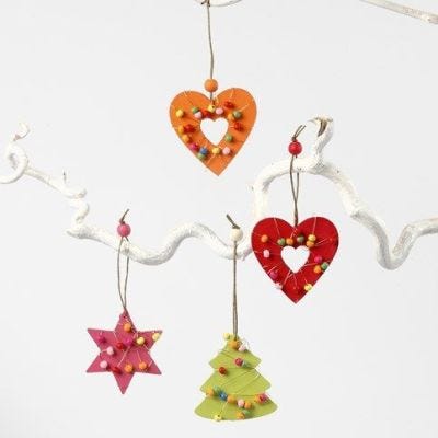 Houten decoraties met bloemendraad en kralen