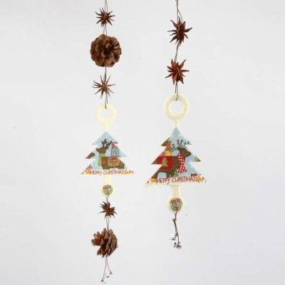 Een kerstdecoratie van vilt met kerstklokjes