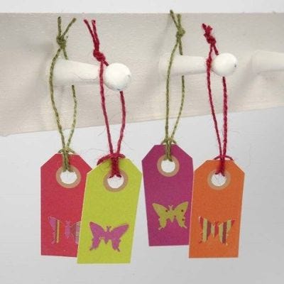 Labels met uitgeponste vlinders van design papier