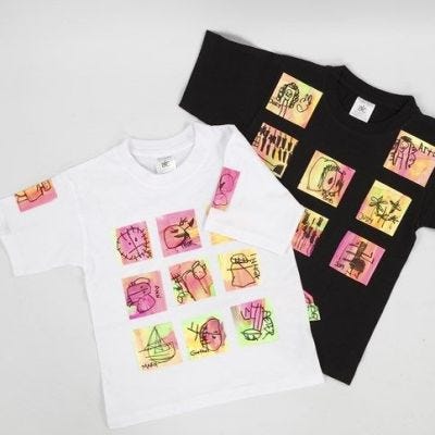 Een kunstig T-shirt gemaakt met transferpapier