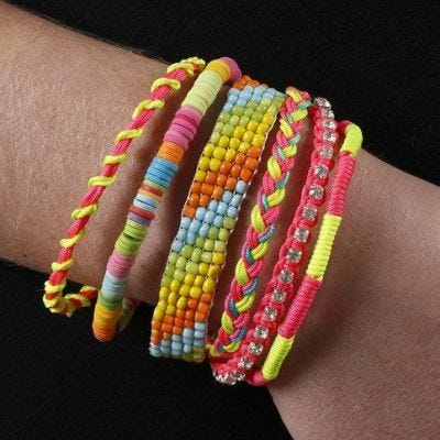 Verschillende armbanden in één – gebundeld in een eindklem
