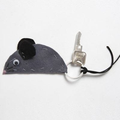 Een muis van vilt aan een sleutelring
