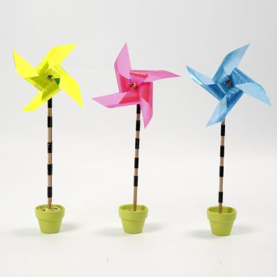 Een windmolen gemaakt van reflecterende plastic vellen