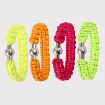 Gevlochten armband gemaakt van neonkleurig macramé koord