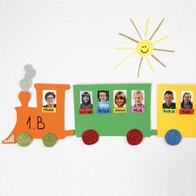 Een fotogallerij op een trein van foam vellen