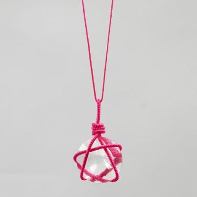 Ketting met een prisma in een net van nylon
