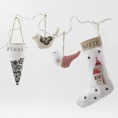 Hangende kerstdecoreaties van katoen en linnen