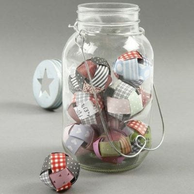 Gevlochten kerstballen van Vivi Gade Design papierstroken