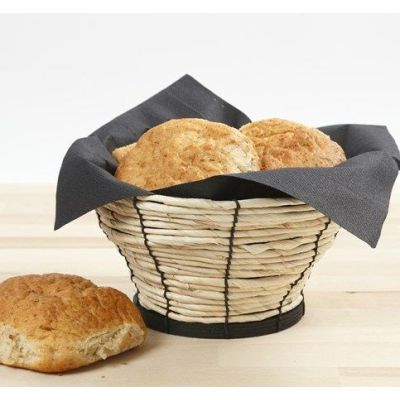 Een gevlochten mand met stevige bodem