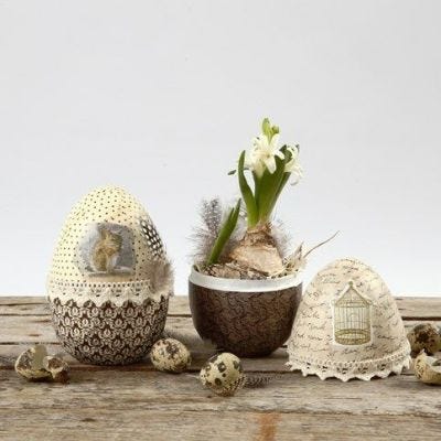 Een tweedelig ei gedecoreerd met decoupage