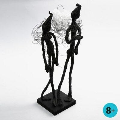 Een sculptuur gemaakt van bloemendraad