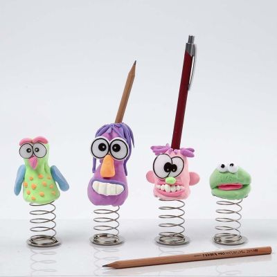 Een Silk Clay figuur op een springveer met een voet  