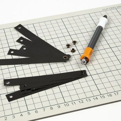 Decoraties van papieren vlechtstroken in eyelets met leerkoord