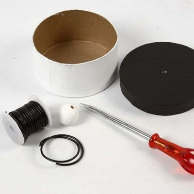 Dozen geverfd met schoolbordbverf en gedecoreerd met een handvat op de deksel