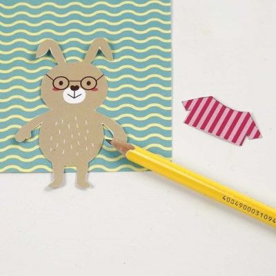 Hangende paashaas decoraties met kleren gemaakt van karton met patroon