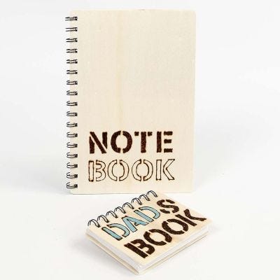 Een notitieboek met gebrande woorden in de houten kaft