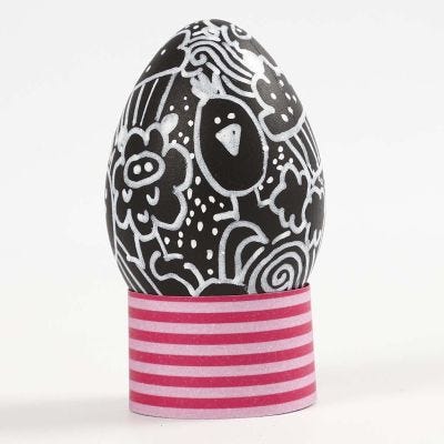 Doodles op een zwart plastic ei